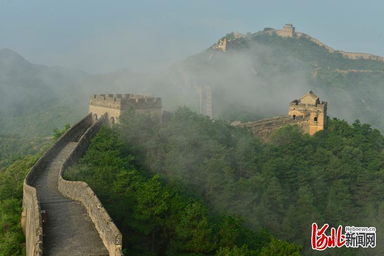2021年8月30日，连续降雨后的河北省承德市滦平县金山岭长城景区，云雾缭绕，风起云涌，美轮美奂，变化万千，美如画卷。