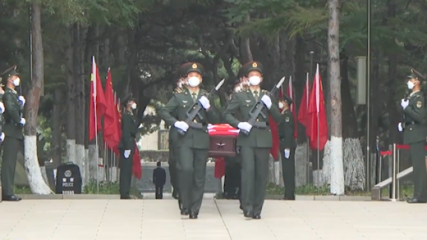 第八批在韩志愿军烈士安葬仪式举行，现场奏响《思念曲》