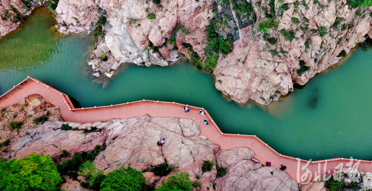 2021年8月28日，游人在河北省张家口市宣化区桑干河大峡谷风景区游玩。