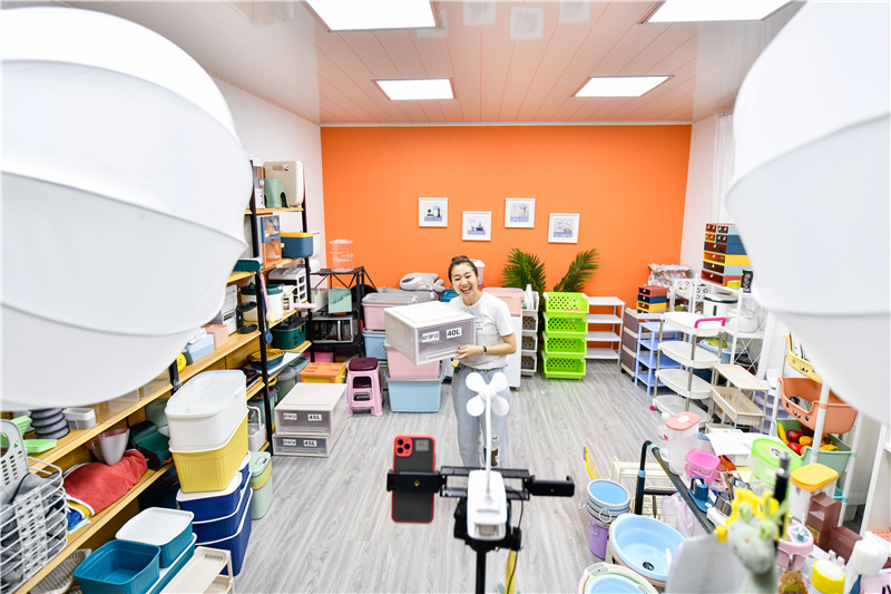 河北省玉田县鸦鸿桥镇一家直播间的主播在利用直播平台推介商品。