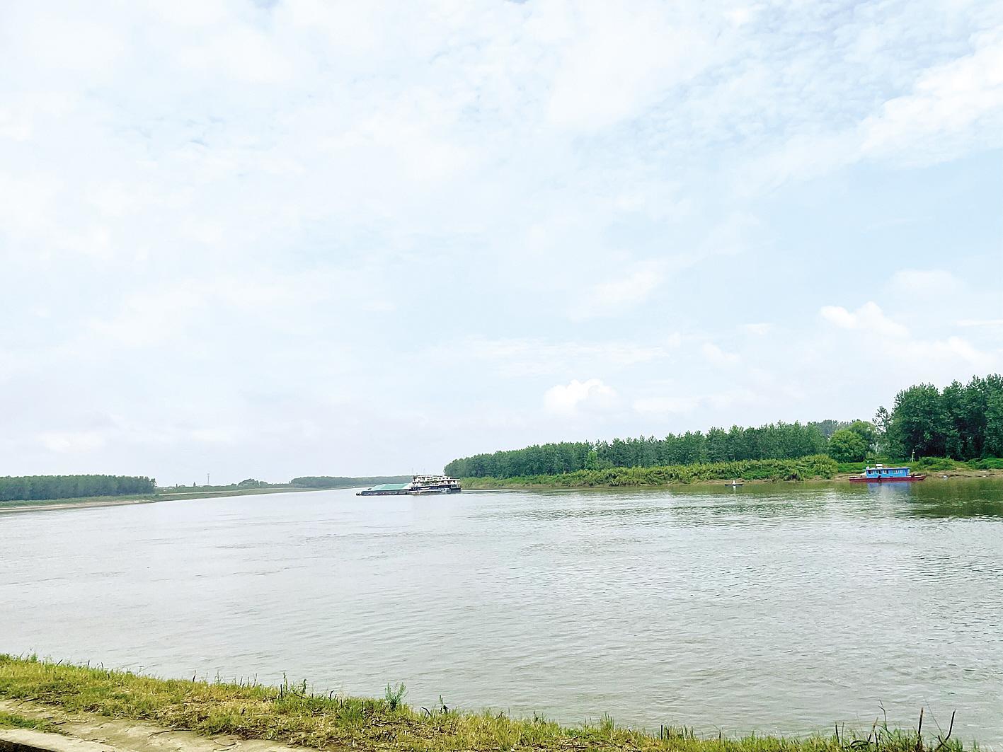 8月11日，蔡甸区汉江柴林湾险段，河道最窄处仅67米。（湖北日报全媒记者 艾红霞 摄）