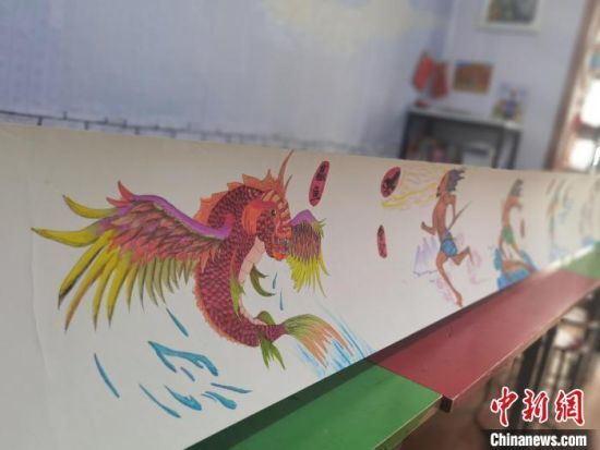 8月底，兰州市西固区小学生邢天源展示他暑假绘画的《山海经》十米长卷。25个神兽、人物形象跃然纸上。杨娜 摄