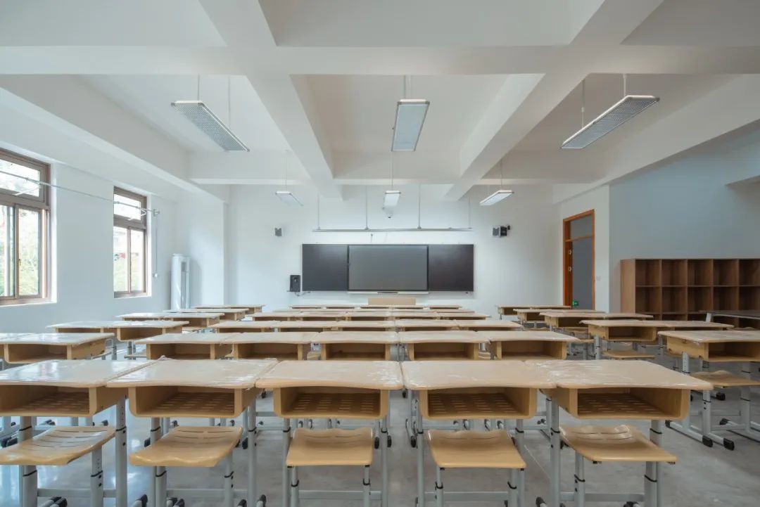 教室内安装智慧黑板,设有分享空间和专用置物柜△学生宿舍和盥洗室