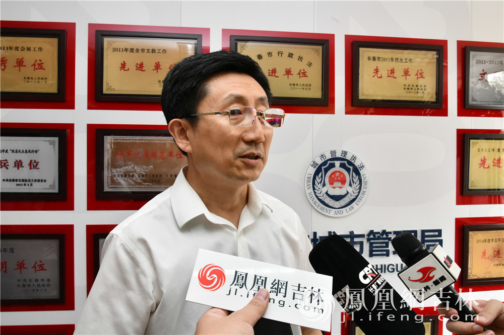 长春市城市管理局副局长张鑫彧接受媒体采访。