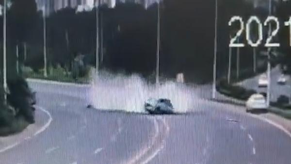 两车迎面相撞3人死亡