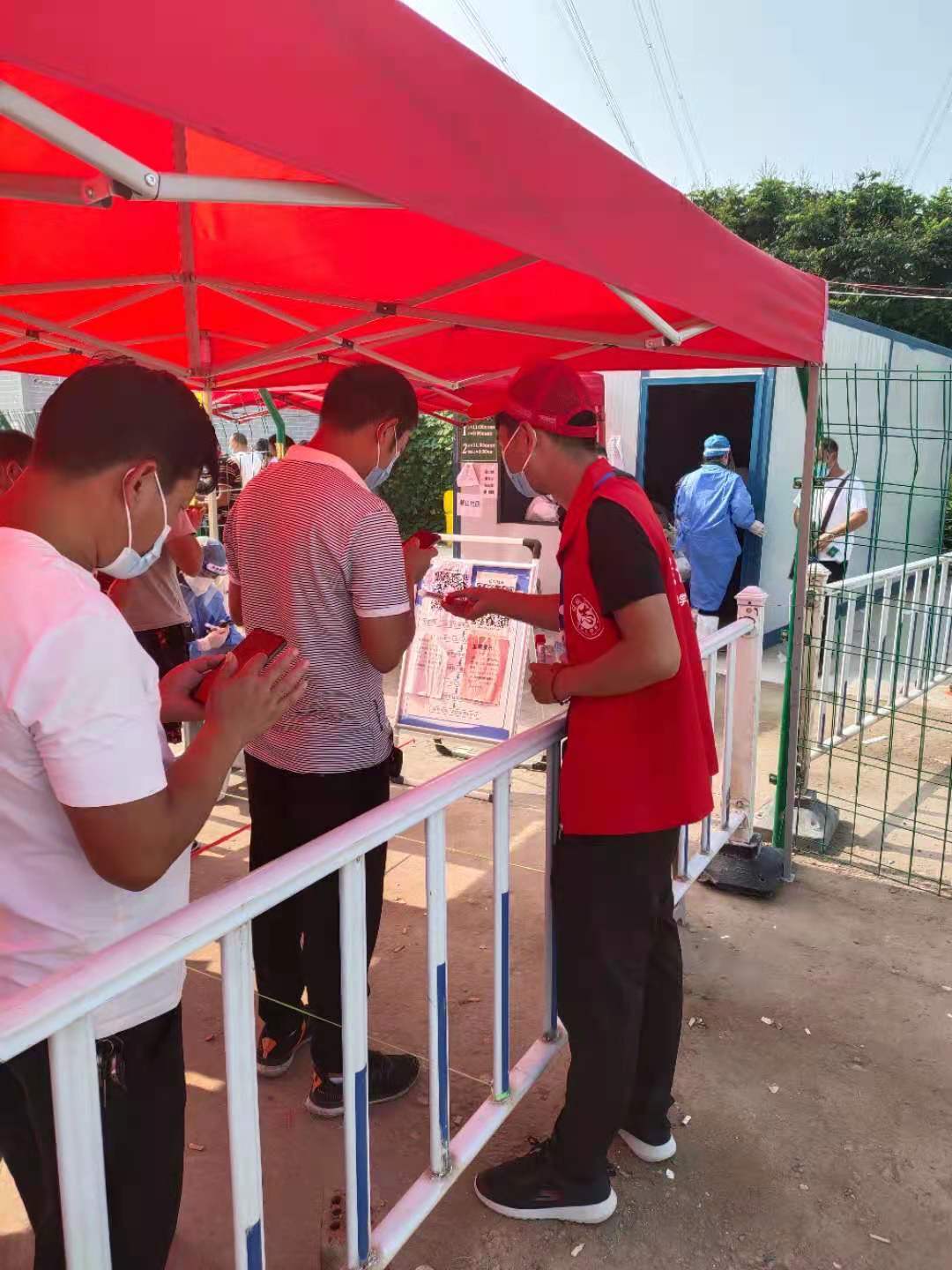 以我之力护你周全中牟县万邦部西停车场核酸检测志愿者与你同在