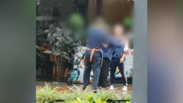 眉山警方通报“餐厅老板殴打员工”：老板夫妻已被行政拘留