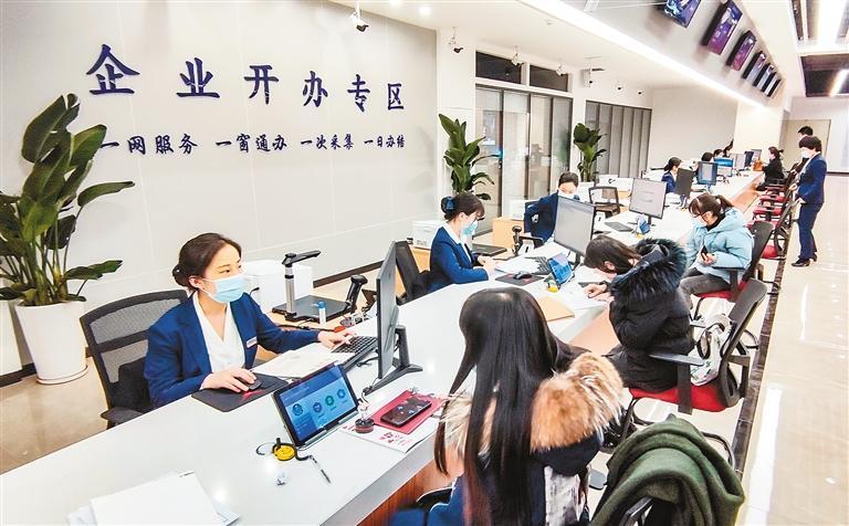 雁塔区政务服务中心内,市民正在排队办理业务.