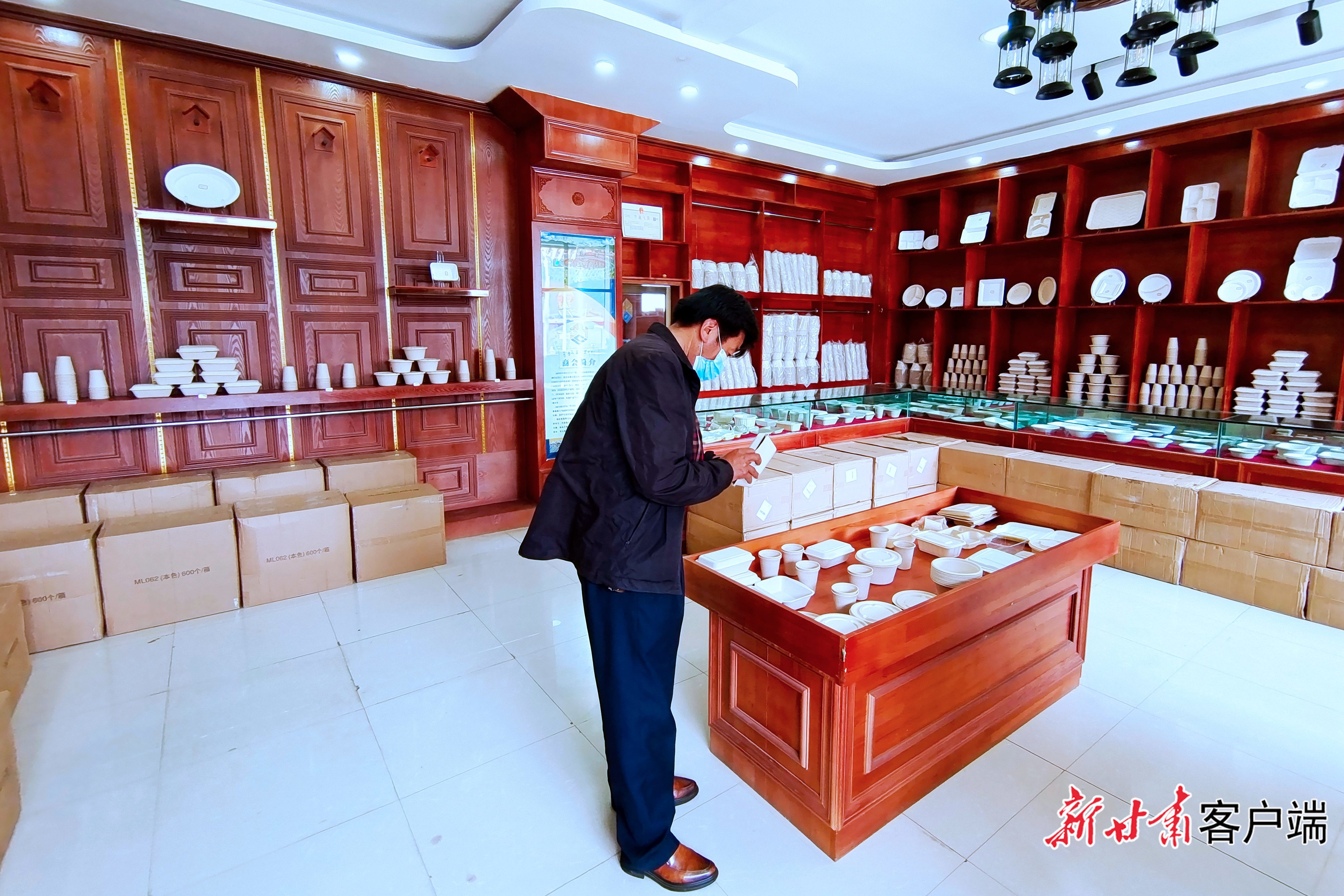 餐馆老板在碌曲县环保材料科技有限责任公司选购玉米淀粉基可降解餐具。新甘肃&middot;甘肃日报记者 韦德占