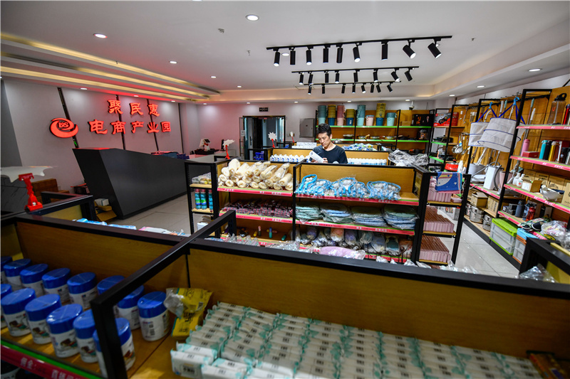 河北省玉田县鸦鸿桥镇“聚民惠”电商产业园的工作人员在挑选商品,用于网上直播。