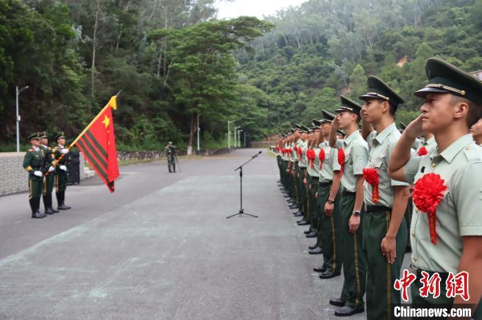 图为武警惠州支队组织2021年度夏秋季士兵退役仪式。  孙子斌 摄