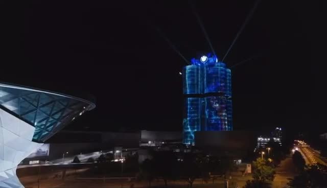 宝马集团总部四缸大厦照亮慕尼黑夜空