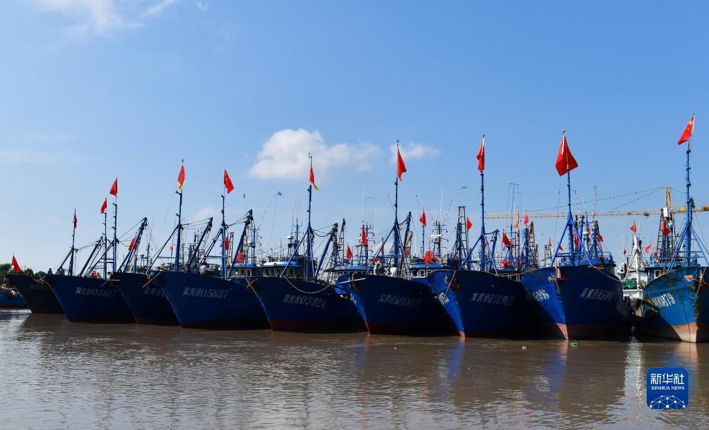 9月1日,渔船在河北省黄骅市南排河中心渔港整装待发