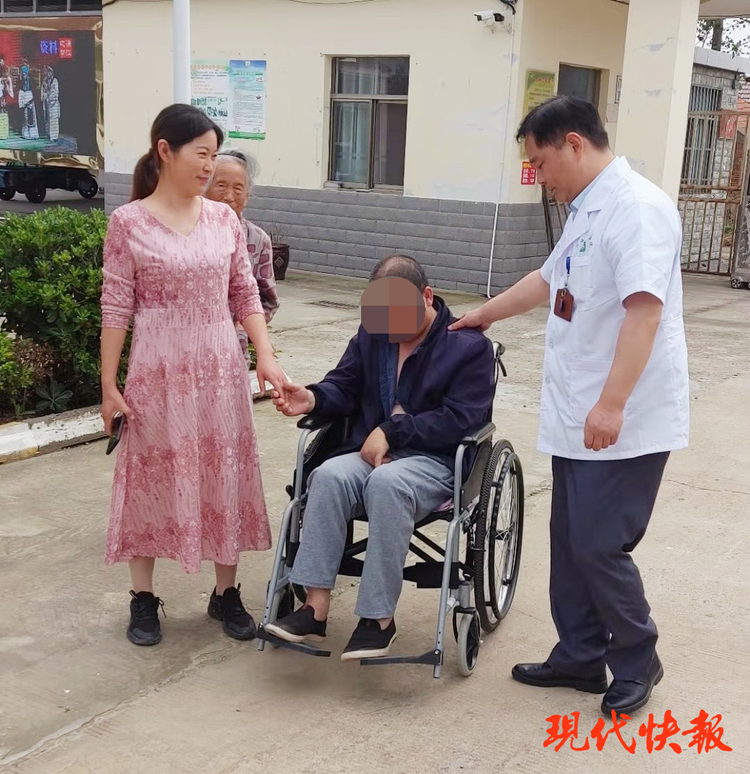 "家住八滩镇粮东村六组的李玉兰激动地对县残联工作人员连声道谢.