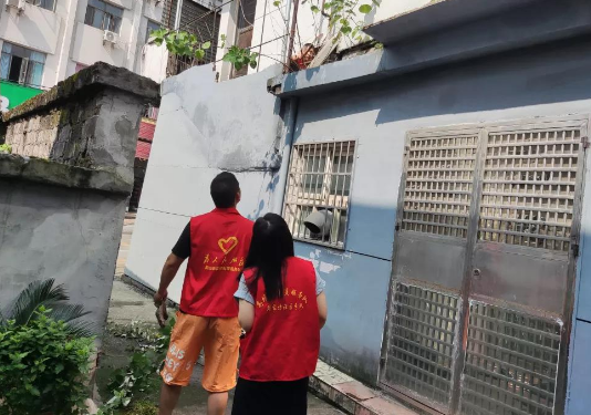 志愿者清理树枝