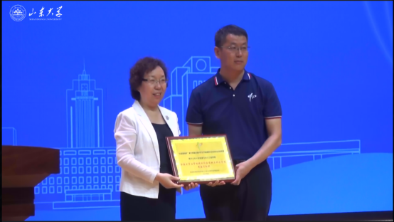 颁发大赛突出贡献奖