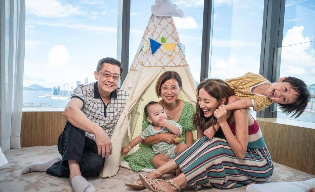 陈凯琳晒三代同堂照，郑嘉颖掌镜却未露面，俩儿子眉眼相似颜值高