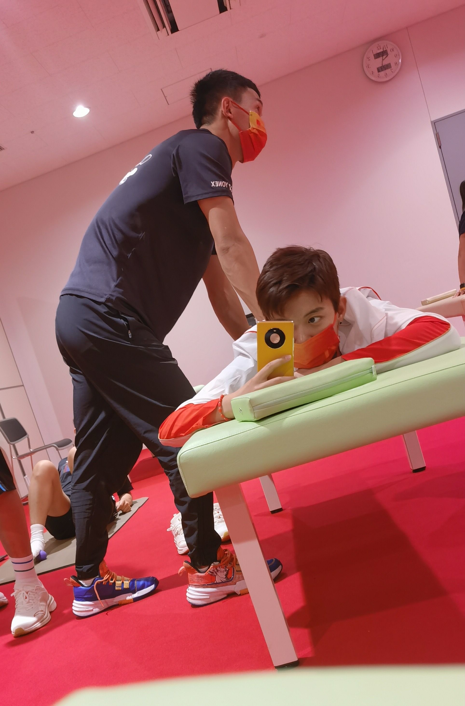 刘杰为女双运动员杜玥做康复治疗。受访者供图