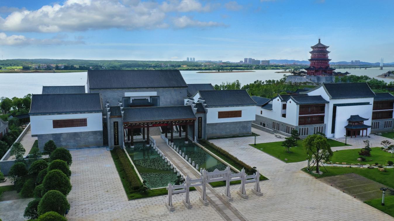 吉水县策应“全景吉安、全域旅游”发展战战略，优化空间布局，彰显文化特色，建成了以吉安中国进士文化园为核心的南门洲文旅集聚区，一个个旅游景点串点成线，千年古城焕发新颜。