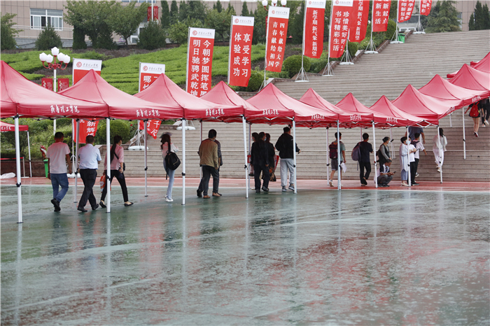 齐鲁理工学院：雨中迎新生 “红伞”见温情