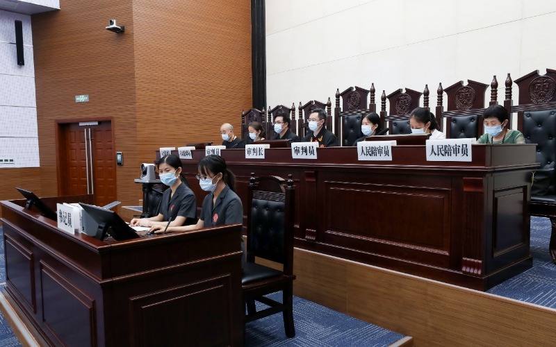 审判长主持庭审