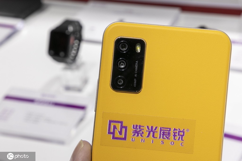 （2021年7月，上海ChinaJoy中国国际数码互动娱乐展上展出的搭载了紫光展锐芯片的手机。）