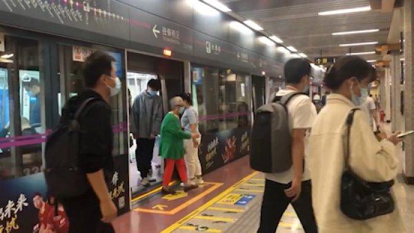 探访西安地铁拖拽事件车站，地铁客服：公司正在配合警方调查