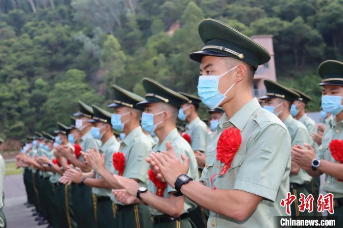 武警惠州支队满服役期老兵含泪告别军旅