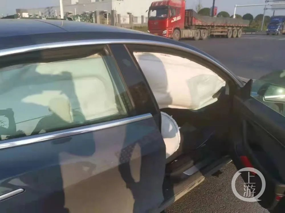 易女士称,8月30日下午,其驾驶特斯拉在没有物理碰撞的情况下通过一处红绿灯时气囊全部炸开。/受访者供图