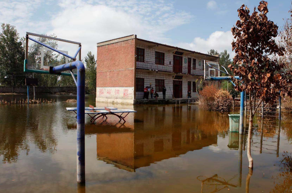 8月23日,鹤壁市浚县新镇镇淇门中心小学积水仍未退去.