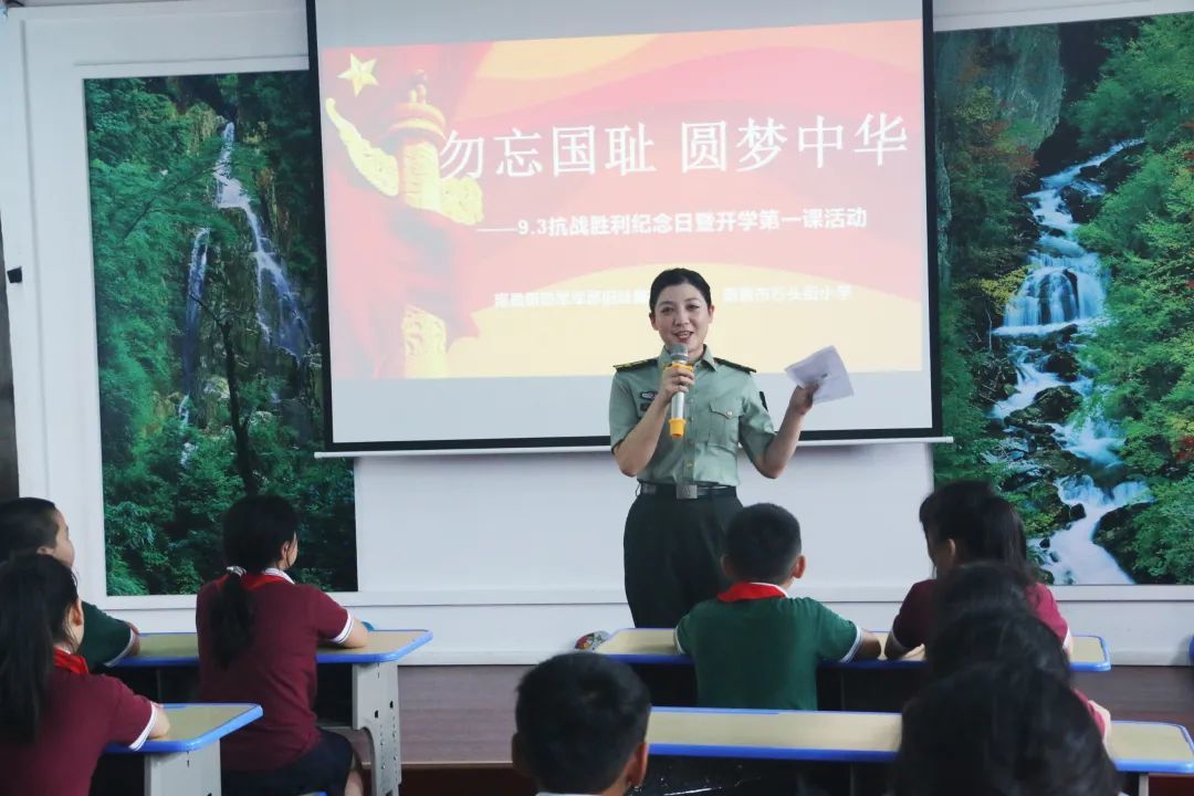 讲解员管雅丽主持并给学生授课