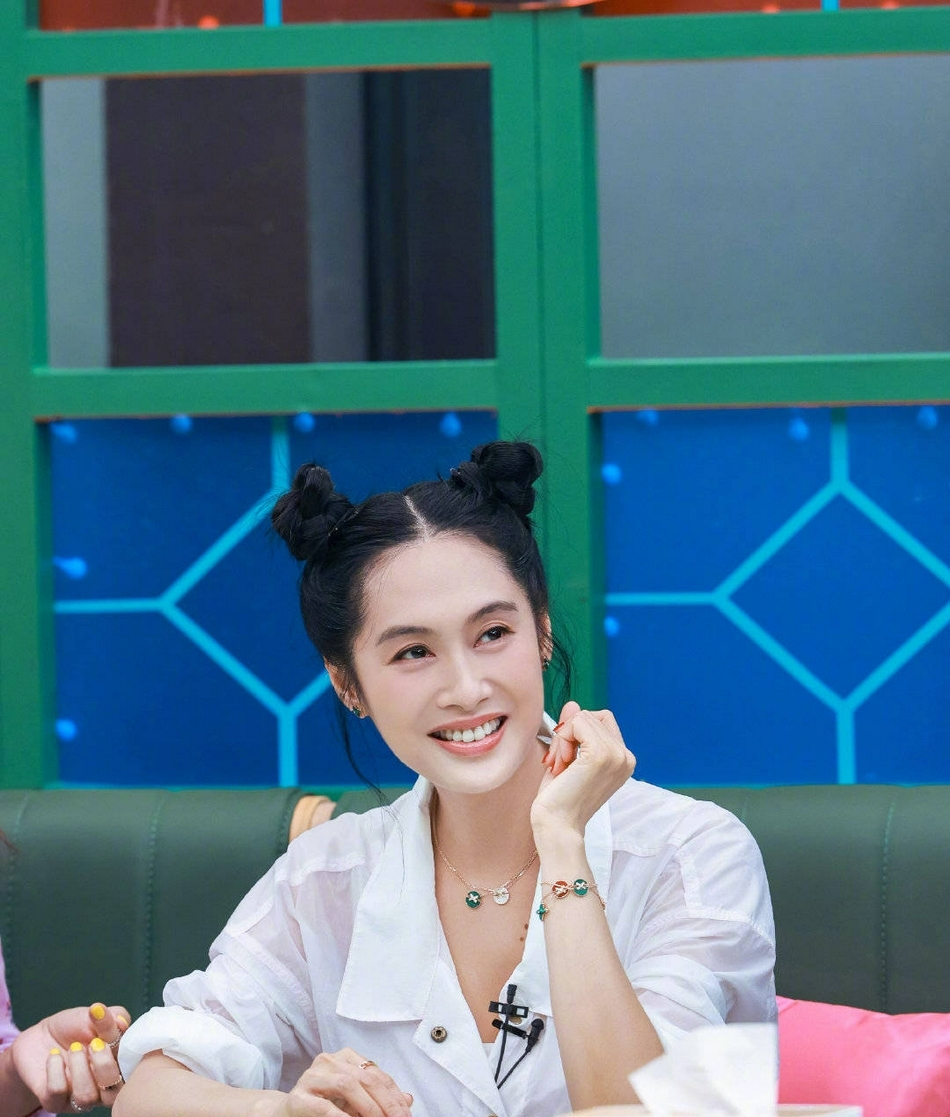 朱茵双丸子头俏皮灵动粲然一笑美人依旧