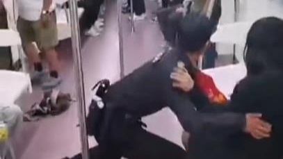 西安地铁女乘客被保安强拽的完整视频