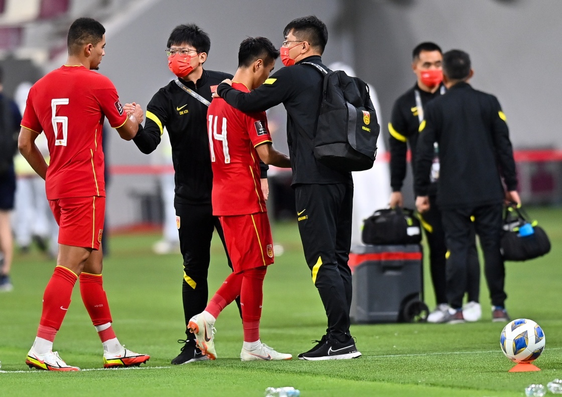 9月2日，中国队球员在比赛后离场。  新华社 图