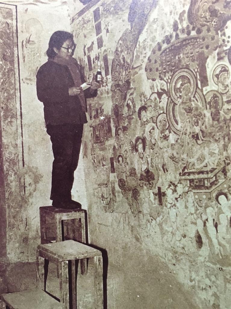二十世纪70年代在洞窟中调查壁画
