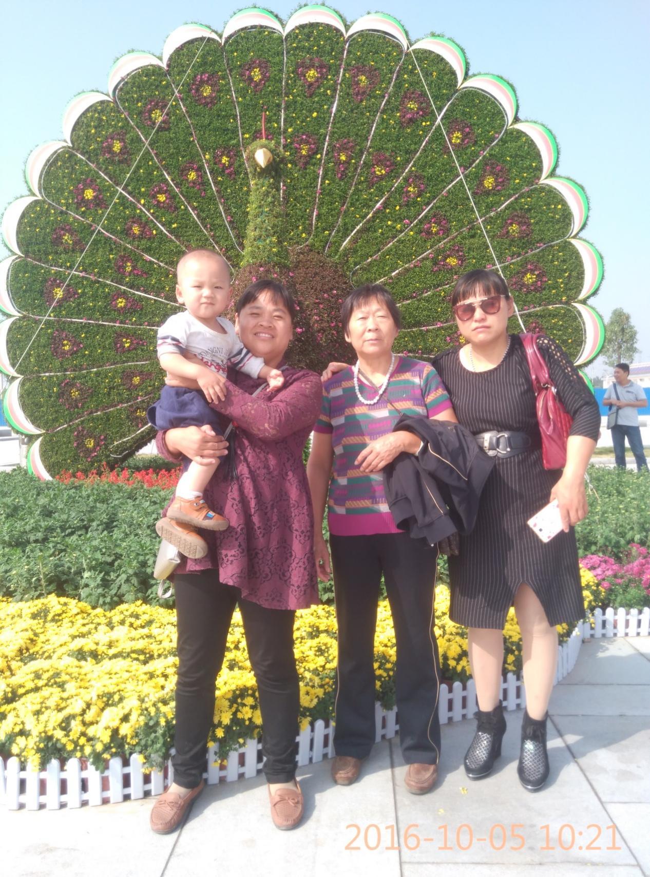 秦军辉、秦军娜和母亲武素琴合影照