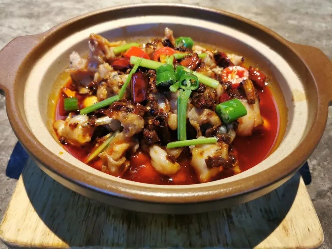 田鸡肉嫩带甜,比之鸡肉,鱼肉毫不逊色.