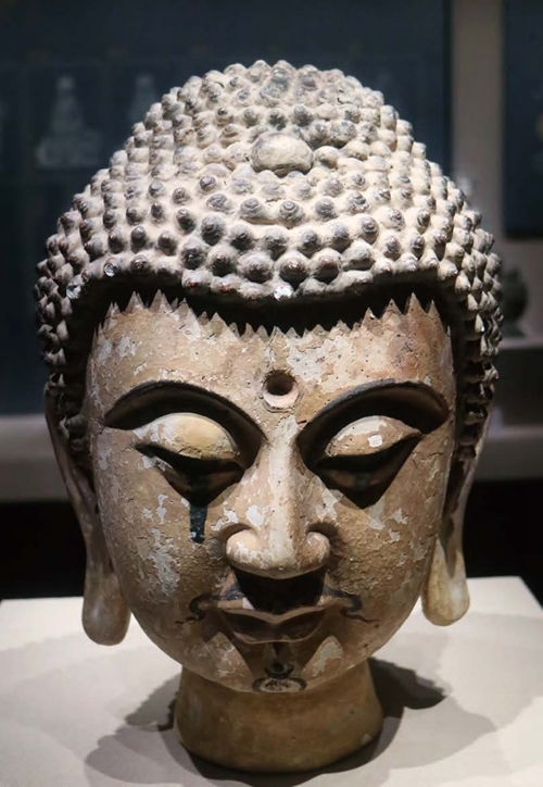 出土于宁夏银川市贺兰县宏佛塔的西夏彩绘泥塑佛头，佛像下眼睑有黑色“泪痕”。此地出土的很多此类佛头眼下都有“泪痕”，一说系高温下眼珠釉料融化流出所致，但笔者认为或有主观成分，故在此作为“泪妆”的一种诠释方式。宁夏回族自治区博物馆藏。