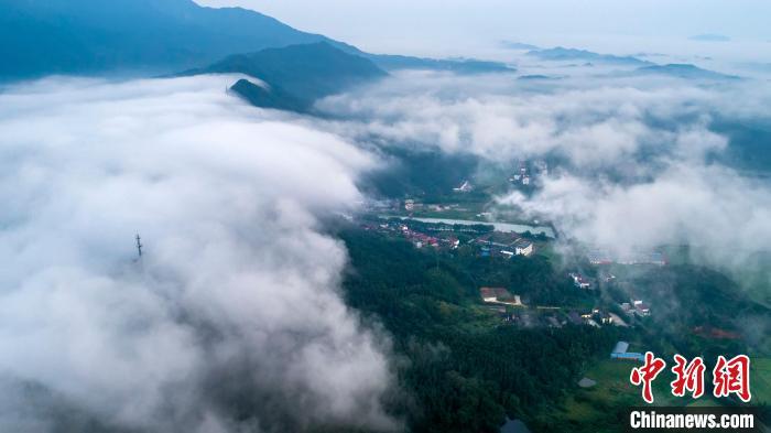 航拍江西武宁县山村在云雾缭绕里时隐时现，犹如仙境。　张项理 摄