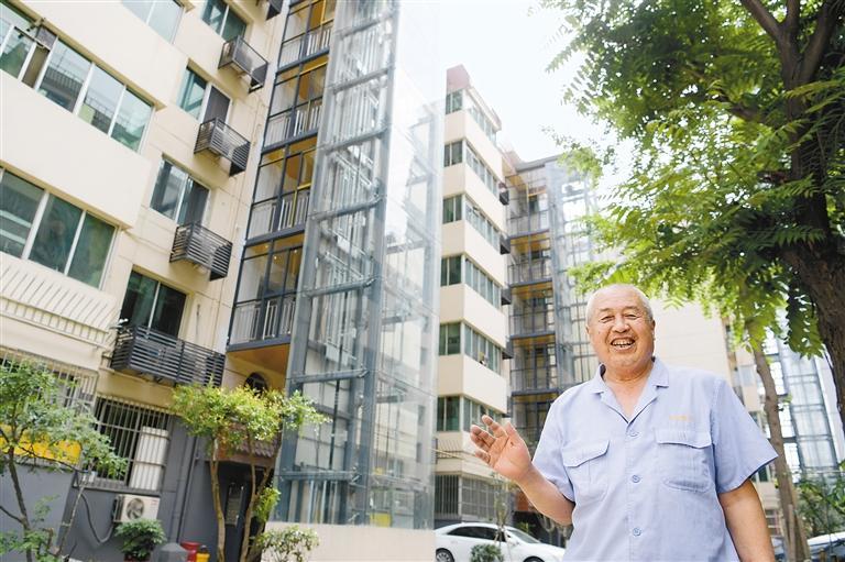 70岁的贾学胜老人家住碑林区教委家属院，经过老旧小区改造后，老楼加装了电梯 。(资料图片) 记者 翟小雪 摄