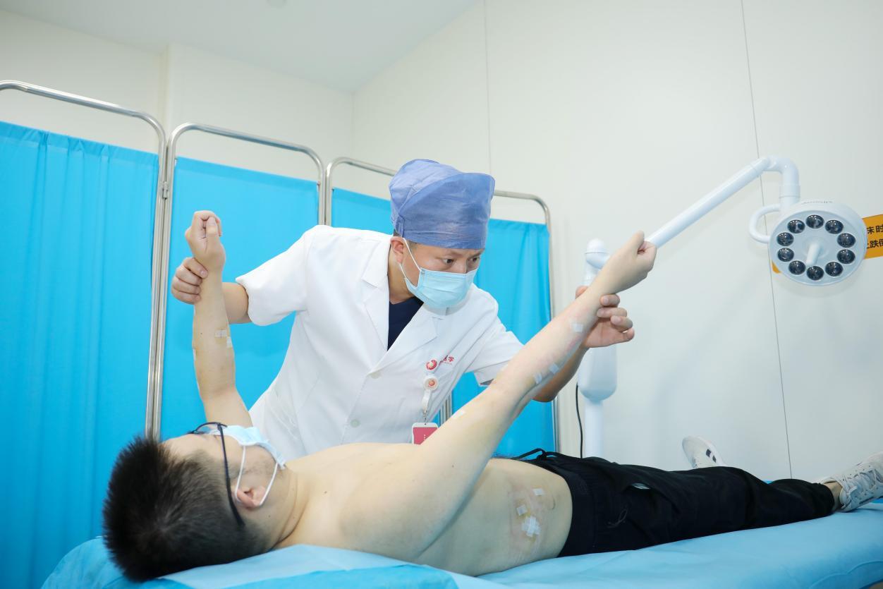 西安国际医学中心整形医院整形外科门诊主任冯登超为患者查看术后切口