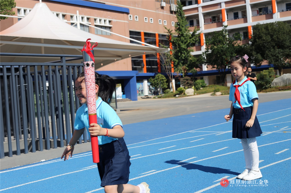高举梦想火炬做最好的自己金华市东苑小学开学典礼进行火炬传递仪式