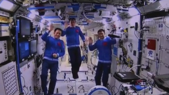 香港学生与神舟十二号航天员“天地对话”