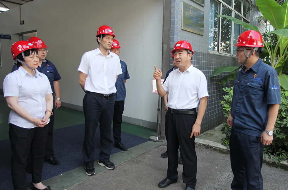 重庆机电集团党委书记辛国荣到重通集团气压公司机床集团调研