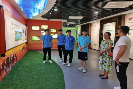 图1 参观甜瓜馆