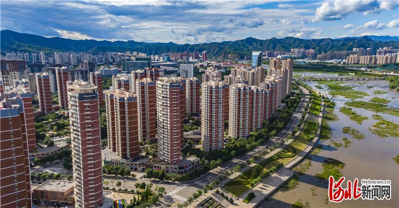 8月26日航拍的承德市高新区滨河社区。河北日报记者 田明摄