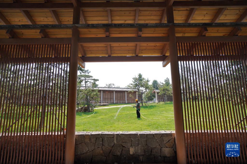 9月1日,中建三局三公司工人在雄安新区悦容公园北苑三区内给草坪浇水。