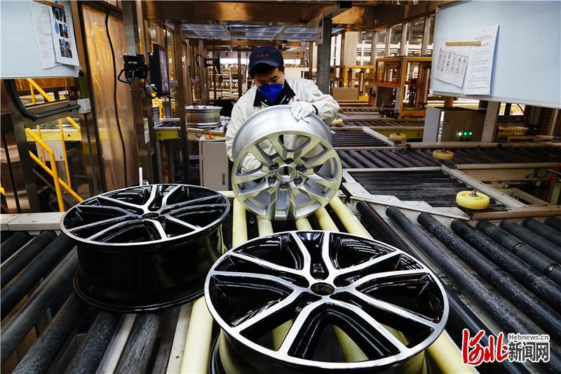 日前,中信戴卡股份有限公司员工在轮毂生产线上操作.