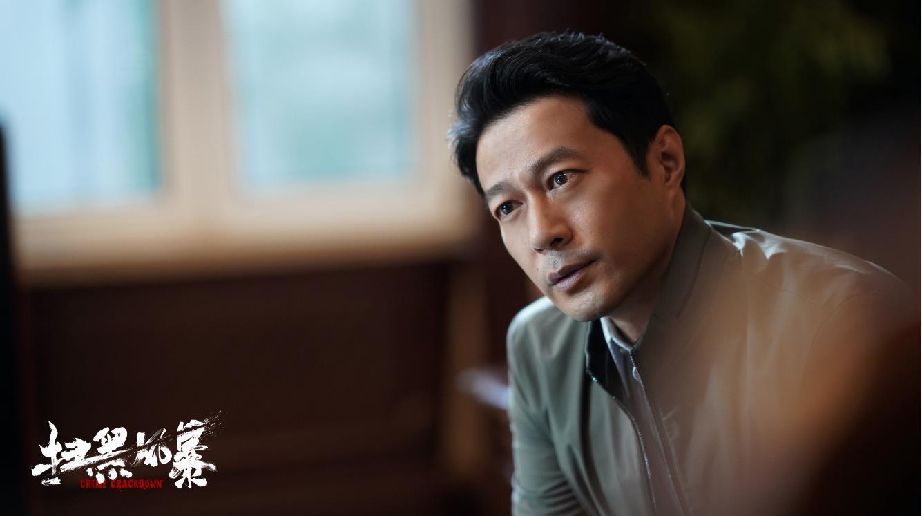 在热播剧《扫黑风暴》中，谭凯饰演区长董耀。艺人供图