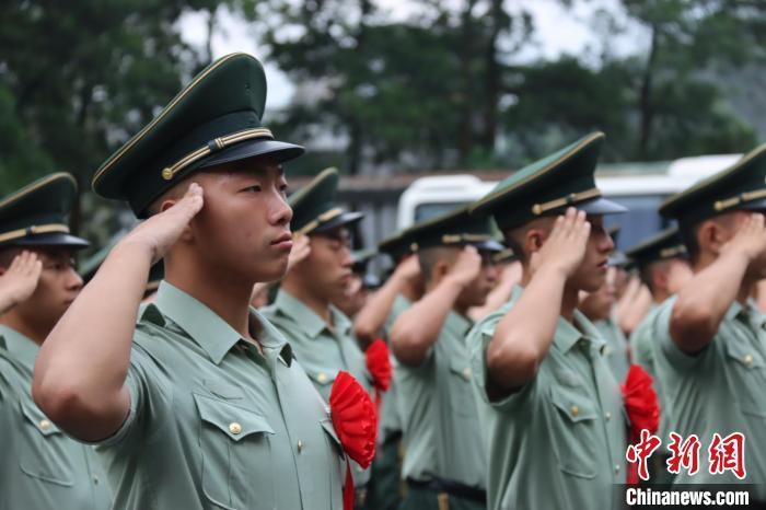 图为武警惠州支队组织2021年度夏秋季士兵退役仪式。  孙子斌 摄
